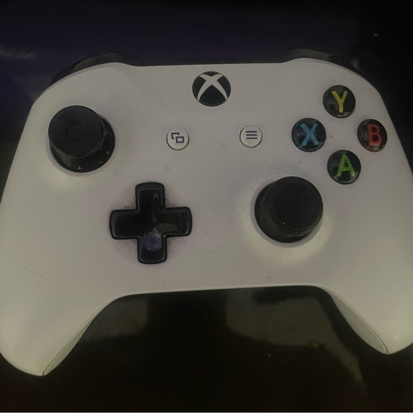 Xbox 1 s that I don’t use anymore it works amazingly the price is negotiable - Picture 4 of 5